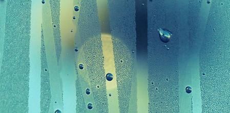 El sol urbano con gotas de humedad muestra un toque de belleza de Barcelona.