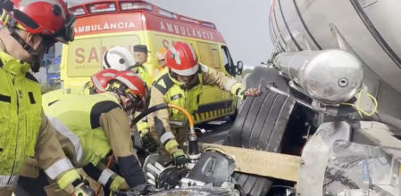 Imagen de recurso: bomberos y profesionales sanitarios asisten a las víctimas tras un accidente con un camión implicado