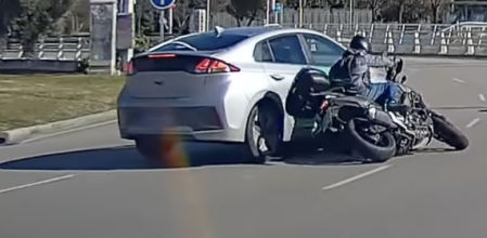 El motorista acabó en el suelo tras la mala maniobra del VTC