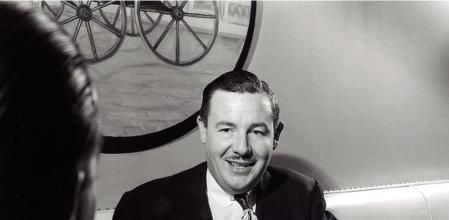 MD-07 MADRID, 10-10-04.- De privilegio para los más adinerados a imprescindible para el ciudadano de a pie. El dinero de plástico acaba de cumplir 50 años con más de 30 millones de españoles afiliados, nada desdeñable para algo que empezó con una experiencia vergonzosa en un restaurante neoyorquino. La leyenda del invento de este medio de pago se remonta a 1949, cuando el americano Frank McNamara (en la foto) descubrió, en una comida de negocios en el restaurante Major's Cabin Grill, que no podía pagar su cena porque había olvidado su cartera. Aunque su esposa solucionó el apuro, McNamara decidió que jamás se vería en semejante situación, y decidió, junto con su abogado Ralph Schneider, crear la tarjeta