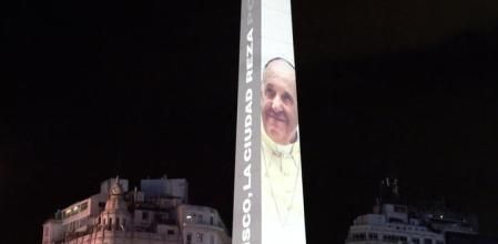 El Obelisco de Buenos Aires exhibe un homenaje al papa Francisco