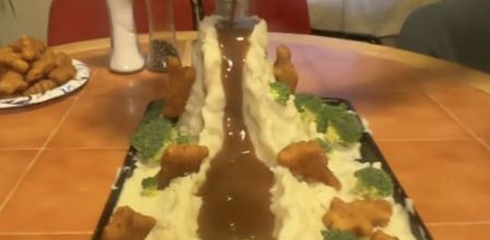 En esta bandeja hay un volcán, árboles y dinosaurios