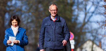 Friedrich Merz junto a su esposa Charlotte la mañana en que fue a votar&nbsp;