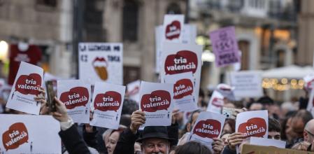 Decenas de personas durante una manifestación convocada por la Plataforma per l'Ensenyament, a 22 de febrero de 2025&nbsp;
