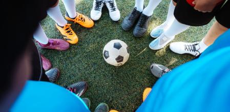 Hazte en Amazon con las mejores botas de fútbol para niños de todas las edades (iStock)