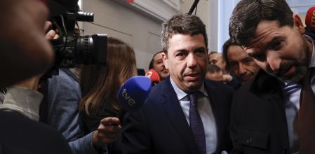 El presidente de la Generalitat Valenciana, Carlos Mazón (c), a su llegada a un desayuno informativo de Fórum Europa celebrado en Madrid, ayere lunes. EFE/ Chema Moya