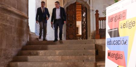 El president Carlos Mazon, y el conseller de Educación, José Antonio Rovira, en la presentación de la consulta sobre la lengua en las escuelas en el Palau de la Generalitat