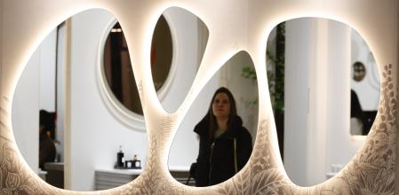 Una persona recorre un stand en la jornada de inauguración de la feria cerámica Cevisama 2025&nbsp;