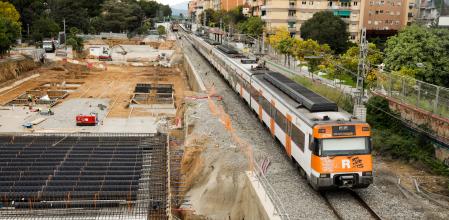 Obras de soterramiento de las vías de Renfe cercanías en la estación de Sant Feliu del Llobregat