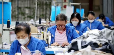 Obreras en una fábrica textil de Hanoi, este mes&nbsp;