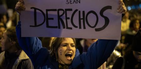 Una mujer sostiene un cartel durante la manifestación del Día Internacional de la Mujer, a 8 de marzo de 2024, en Madrid 