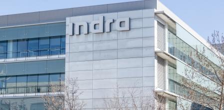 Fachada de la sede de Indra, a 5 de febrero de 2025, en Madrid (España). La cotización de Indra ha caído un 4,04% (hasta los 17,8 euros por título) en la sesión bursátil del lunes 3 de febrero, la primera tras anunciar en la noche del pasado viernes 31 de enero la compra del 89,68% de Hispasat a Redeia por 725 millones de euros.