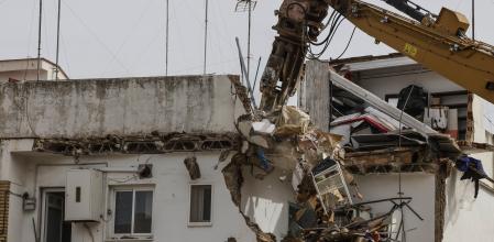 Vecinos observan el derribo de viviendas con maquinaria pesada, a 24 de febrero de 2025, en Chiva, Valencia, Comunidad Valenciana (España). La maquinaria pesada ha comenzado a trabajar en la demolición de las 25 viviendas de Chiva que quedaron afectadas y en estado crítico tras el paso de la DANA. Los daños estructurales que los inmuebles han sufrido en la calle Ramón y Cajal, San Isidro y en el barrio de Bechinos obligan a tirar abajo casas, que después de tres meses de valoraciones y peritajes, se confirma que no pueden ser recuperadas.