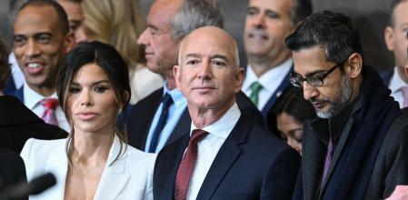 el fundador de Amazon, Jeff Bezos, y el consejero delegado de Google, Sundar Pichai, asisten a la ceremonia de investidura de Donald Trump en el Capitolio, el 20 de enero.
