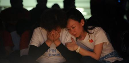 Lágrimas en Pekín, en abril de 2014, del familiar de una de las víctimas chinas -153 del total de 239 desaparecidos- del malogrado vuelo MH370 Kuala Lumpur-Pekín de malaysia Airlines, uno de los mayores misterios de la historia de la aviación&nbsp;