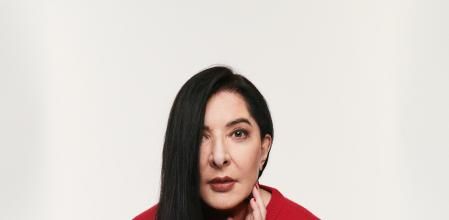 El libro ‘Nomadic journey and spirit of places’ documenta la vida itinerante de Abramović con archivos, poesía y reflexiones