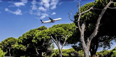 foto XAVIER CERVERA 09/07/2021 Ada Colau i Yolanda Díaz visiten la Ricarda convidades per l’alcalde del Prat Lluís Mijoler Dijous 9 de setembre, l’alcaldessa de Barcelona Ada Colau; la vicepresidenta segona del govern espanyol i ministra de Treball i Economia Social, Yolanda Díaz; i l’alcalde del Prat de Llobregat Lluís Mijoler, visiten l’espai protegit de la Ricarda. Durant la visita, el director del Centre de Recerca Ecològica i Aplicacions Forestals (CREAF), Joan Pino, exposarà el valor d’aquest espai natural inclòs a la Xarxa Natura 2000 europea. A les 10.00 hores (només per als mitjans gràfics): el punt de trobada serà El Centre Municipal de Vela. Des d’allà, s’accedirà acompanyat per personal municipal fins al Mirador de l’Illa, amb vistes a la Ricarda, on es podran fer fotos de Yolanda Díaz, Ada Colau i Lluís Mijoler. En aquest primer punt, no es faran declaracions. A les 11.00 hores (per a tots els mitjans): a la Casa Gomis. S’hi accedirà per la porta verda a la finca de la Ricarda que dona accés directe a la Casa Gomis, pel punt indicat en aquest enllaç. (por todo el conflicto politico economico social y medioambiental alrededor del espacio natural de la Ricarda q se veria gravemente afectado si se ampliara la tercera pista (lado noreste) del prat de llobregat, aeropuerto Barcelona)