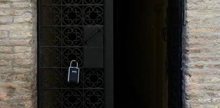 A lock box used to provide keys for tourists using private property rentals through Airbnb and similar online platforms, is attached on a door in the touristic area of Borgo Pio, near the Vatican, on October 25, 2024. (Photo by Marie-Laure MESSANA / AFP)