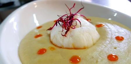 Crema de guisantes con huevo escalfado.