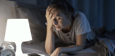 Ver pasar las horas en el reloj causa ansiedad y dificulta volver a dormirse