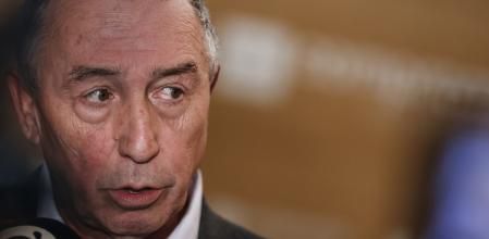 El síndic de Compromís en Les Corts, Joan Baldoví, atiende a los medios de comunicación.