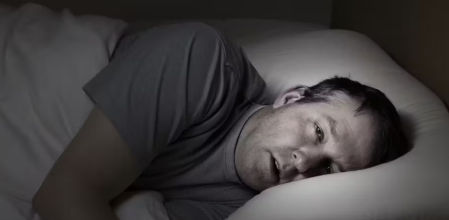 Qué significa que duermas con los ojos abiertos (y qué consecuencias puede tener)