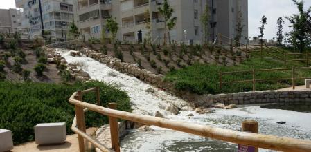 El parque se inunda en caso de lluvias torrenciales, como en 2019, cuando retuvo 22.000 m3 de agua, lejos de su límite, que se sitúa por encima de los 44.000.