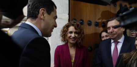 GRAFAND6514. SEVILLA, 28/02/2025.-El presidente de la Junta de Andalucía, Juanma Moreno (i), saluda a la vicepresidenta primera del Gobierno, María Jesús Montero (c), y al ministro de Agricultura, Luis Planas (d), a su llegada al Parlamento autonómico que celebra el pleno institucional con motivo del Día de Andalucía este viernes en Sevilla. EFE/Julio Muñoz
