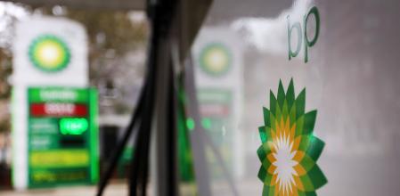 LONDON (United Kingdom), 26/02/2025.- A BP (British Petroleum) sign at a BP petrol station in London, 26 February 2025. In a company statement, BP announced a reduction of over 5 billion dollars in its renewable energy investments annually, focusing on an increase to nearly 10 billion dollars for gas and oil production. (Reino Unido, Londres) EFE/EPA/ANDY RAIN