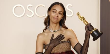 Zoe Saldaña con su Oscar a la mejor actriz secundaria por 'Emilia Pérez'.&nbsp;