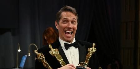 Sean Baker, con sus cuatro Oscars, a mejor edición, guion, director y pleícula por 'Anora', pelíicula que también ganó la estatuilla a mejor actriz 