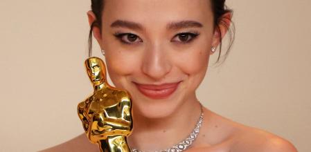 Mikey Madison posa con el Oscar ganado por su papel de 'Anora', una trabajadora sexual&nbsp;