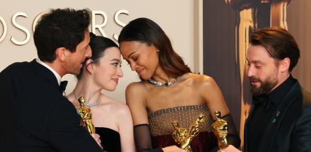 Adrien Brody, Mikey Madison, Zoe Saldaña y Kieran Culkin posan con sus estatuillas&nbsp;