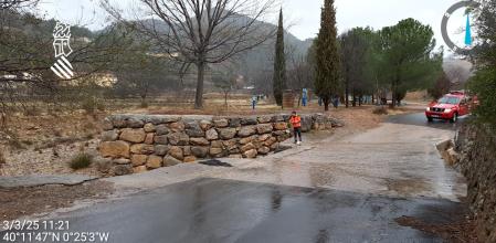 Bomberos forestales de la Generalitat vigilan una carretera en Villahermosa del Río