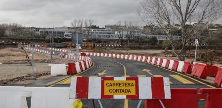 El ayuntamiento de Ribarroja de Turia cortó ayer el puente provisional militar instalado en la carretera CV-336, debido al aumento del caudal del río Turia tras las lluvias.