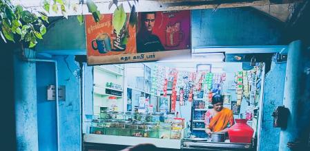 Una vaca en la calle, delante de una tienda, en la India