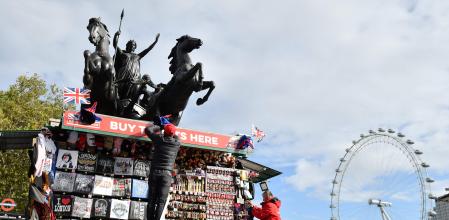 A stall holder sets out his merchandise opposite the London Eye, on Westminster Bridge in central London on September 24, 2020. (Photo by JUSTIN TALLIS / AFP)