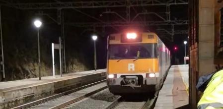 Tres heridos leves al impactar contra una roca