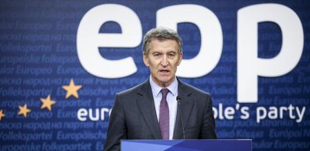 El presidente del PP, Alberto Núñez Feijóo, hace declaraciones a la prensa tras asistir a la cumbre del PPE que se celebra en Bruselas.&nbsp;&nbsp;