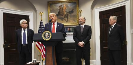 Donald Trump, junto a su secretario de Comercio, Howard Lutnick, y el consejero delegado de Taiwan Semiconductor Manufacturing Company, C.C. Wei, en uns imagen de archivo.