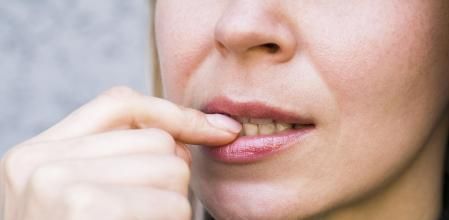 La onicofagia surge en la niñez y adolescencia, pero puede durar hasta la edad adulta.