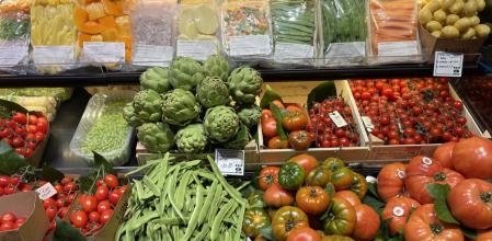 Verduras y hortalizas en un puesto de mercado&nbsp;