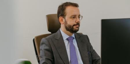 Luis Alberto Álvarez Moreno es notario en Barcelona, concretamente en JLA Notarios, empresa que fundó junto a su socio