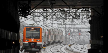 Un tren de Rodalies entrando en el túnel de la estación de El Prat de Llobregat&nbsp;