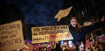 Un cartell de la manifestació del 8M a Barcelona sobre els feminicidis