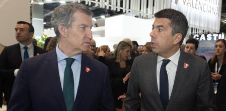 El presidente del Partido Popular, Alberto Núñez Feijóo (i) y el presidente de la Generalitat valenciana, Carlos Mazón (d), conversan en el estand de la Comunidad Valenciana, durante su visita a la Feria Internacional de Turismo (FITUR), en IFEMA Madrid, a 23 de enero de 2025, en Madrid (España). Fitur es un punto de encuentro global para los profesionales del turismo y la primera cita del año para los mercados receptores y emisores de Iberoamérica. En la edición de 2025 participan 9.500 empresas, con 101 países como representación oficial y Brasil como país socio. El encuentro se desarrollará en cinco jornadas, del 22 al 26 de enero, y acogerá tanto a profesionales como público general.