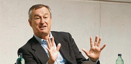 GRAFCAT9528. BARCELONA, 17/10/2024.- El consejero delegado del Banco Sabadell, César González-Bueno, durante su intervención en la escuela de negocios Esade donde ha analizado cómo se está desarrollando el proceso de opa hostil lanzada por el BBVA. EFE/Quique García