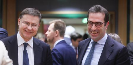 El vicepresidente económico de la Comisión, Valdis Dombrovskis, junto al ministro de Economía, Carlos Cuerpo&nbsp;