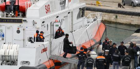 La guardia costera italiana llega en octubre al puerto de Bari con 12 migrantes devueltos del centro de Gjader en Albania, como lo ordenó la justicia italiana