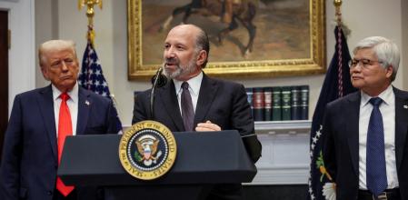 El secretario de Comercio de Estados Unidos, Howard Lutnick, habla junto al presidente de Estados Unidos, Donald Trump, y C.C. Wei, presidente y consejero delegado de TSMC,